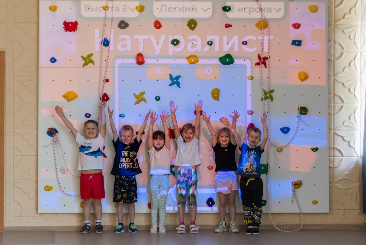 Интерактивный скалодром с креплением к стене