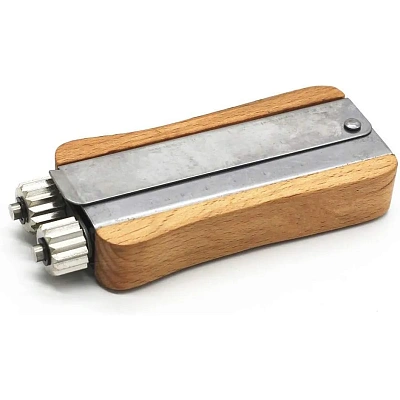 Натяжитель проволоки для рамки улья с деревянной ручкой