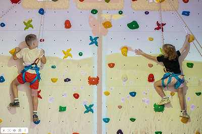 Интерактивный скалодром с креплением к стене